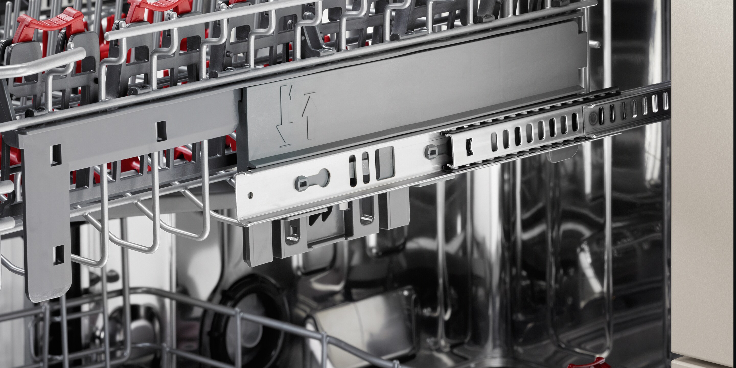 Der sanfte Schließmechanismus im ComfortLift Geschirrspüler von AEG