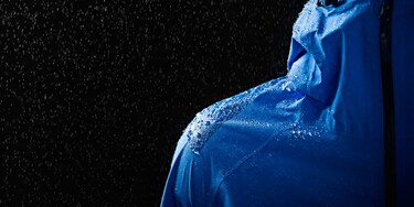 Eine blaue wasserdichte Jacke