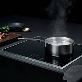 Pfannen auf einem AEG Induktionskochfeld