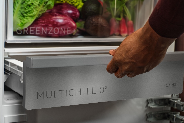Ein Mann zieht das Multichill-Fach im Eiskasten heraus.