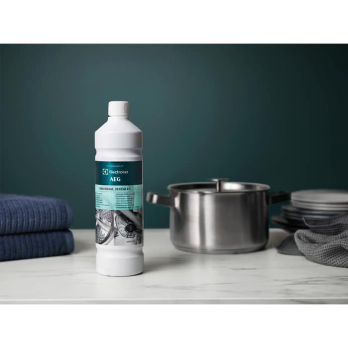 Universal descaler with gentle, non-corrosive formula that removes limescale and prevents build-up for optimal machine performance.