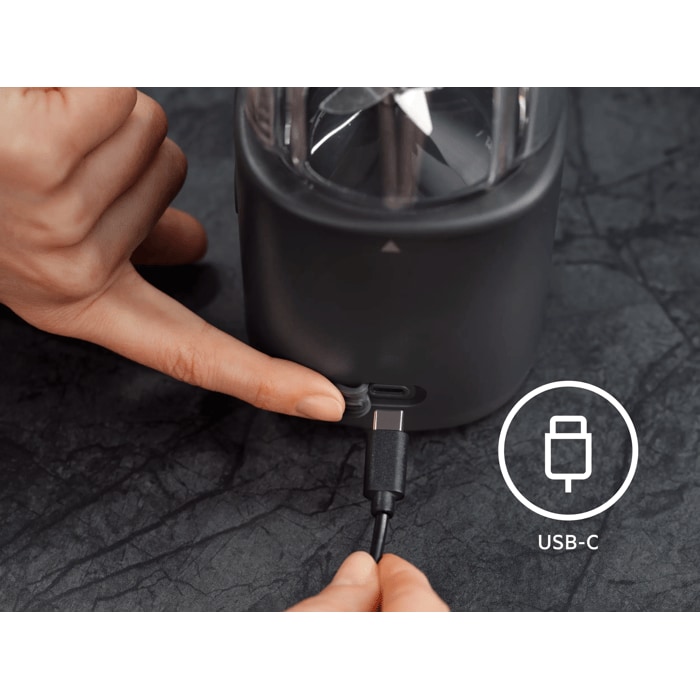 The AEG Portable Blender: Recharge on the go via USB-C.