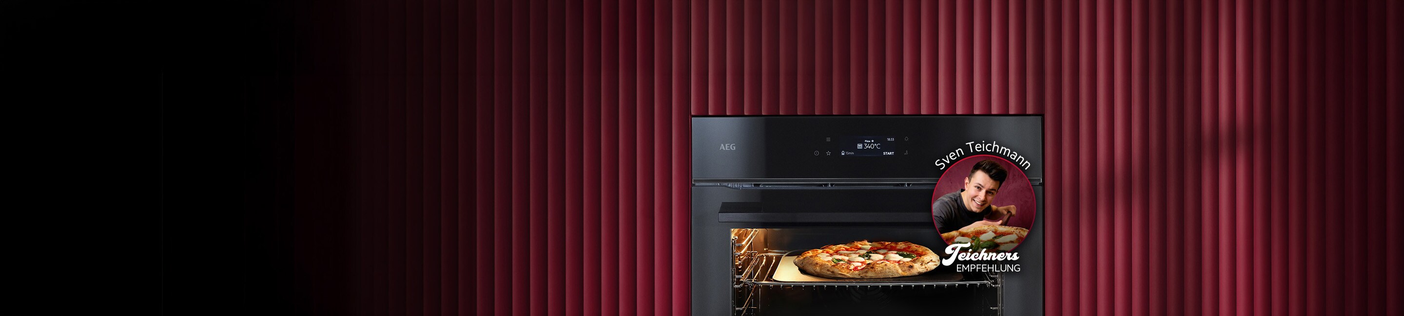 AEG Backofen mit Pizza AEG Backofen mit Pizza auf Pizzastein und Empfehlungshinweis im modernen Küchendesign.uf Pizzastein und Empfehlungshinweis im modernen Küchendesign.