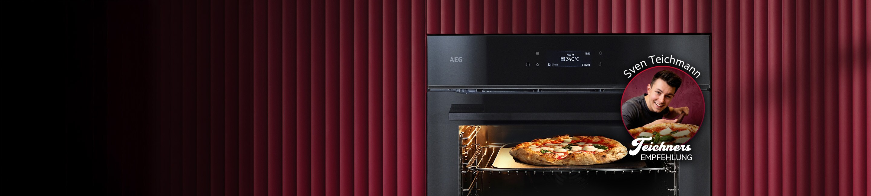 AEG Backofen mit Pizza AEG Backofen mit Pizza auf Pizzastein und Empfehlungshinweis im modernen Küchendesign.uf Pizzastein und Empfehlungshinweis im modernen Küchendesign.