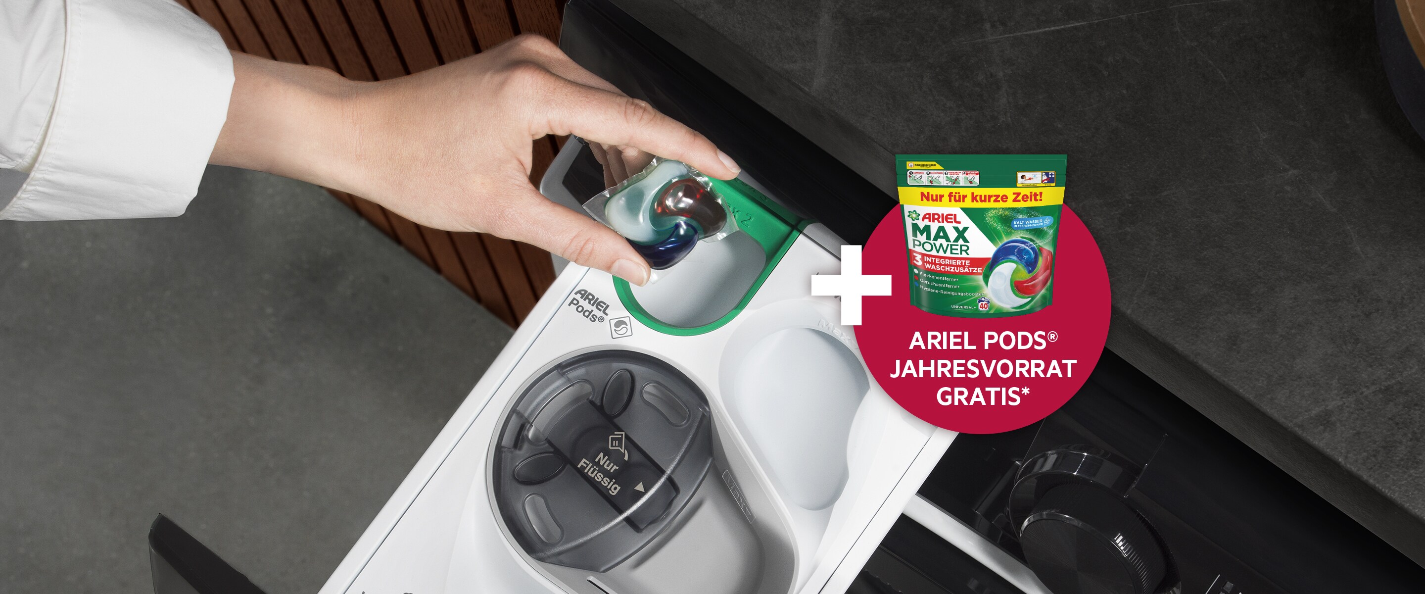 Hand legt Waschmittel-Pod in die geöffnete Waschmaschinenschublade. Rechts Werbegrafik: „ARIEL MAX POWER“ mit Hinweis „ARIEL PODS® Jahresvorrat gratis“ und „Nur für kurze Zeit“.
