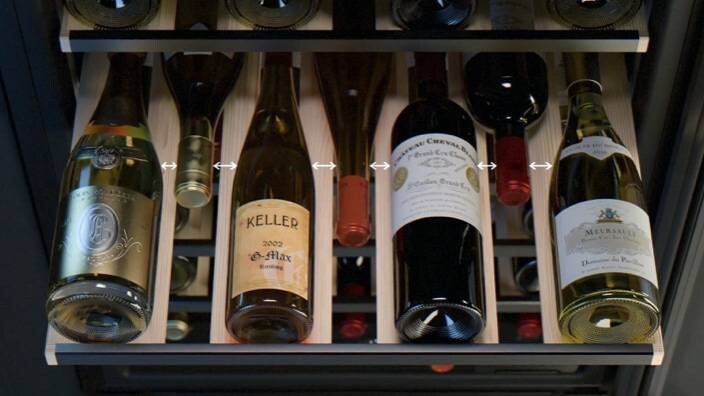 Weine auf Regalböden im Schrank