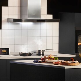 Eine AEG Dunstabzugshaube in einer stilvollen Küche. 