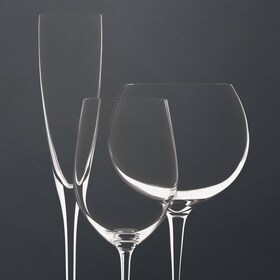 Ein offener ProClean Geschirrspüler in einer eleganten Küche