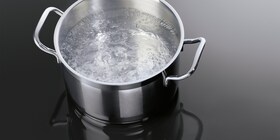Ein Topf mit kochendem Wasser auf einem AEG Induktionskochfeld