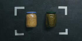 Gläser mit Eingelegtem und Marmelade