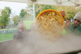 Kochen in einem großen Topf bei der Veranstaltung „Feed the 5000“