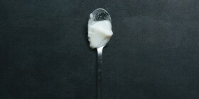 Ein Löffel mit weißer Gelatine