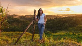 Catalina Vélez, bei Sonnenuntergang auf dem Land
