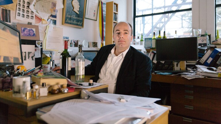Charles Spence in seinem Büro in der Universität