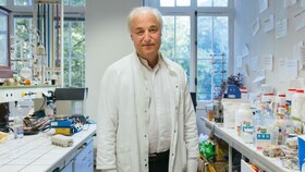 Hervé This, wie er in seinem Labor steht