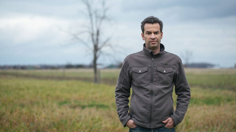 Mark Schatzker auf einer Wiese