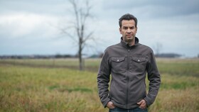 Mark Schatzker auf einer Wiese