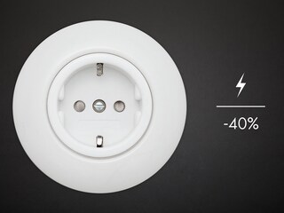 Ein Diagramm mit einer Steckdose zeigt die Energiemenge an, die mit einem AEG Waschtrockner eingespart werden kann.