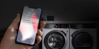 eine Person, die sich mobil die My AEG Care App ansieht
