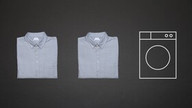 Zwei schön zusammengelegte T-Shirts und die Umrisse einer Waschmaschine
