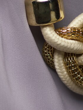 Ein lila Seidenoberteil mit Schmuck