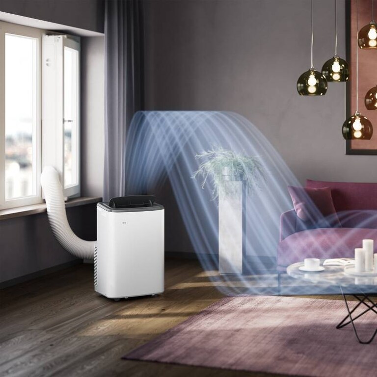 Klimagerät vor einem Fenster