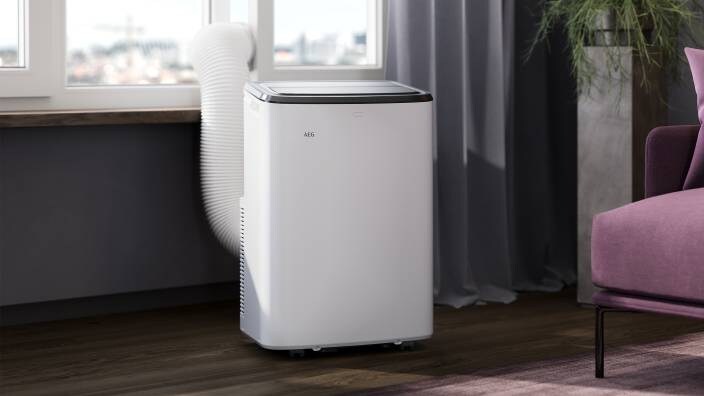 Klimagerät vor einem Fenster