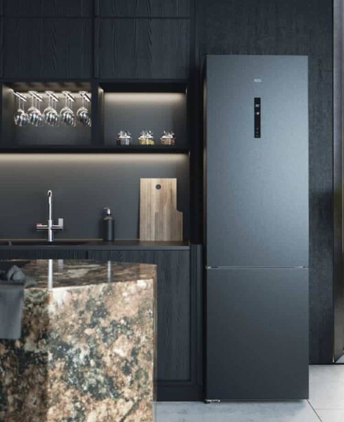 Ein Kühlschrank in einer Küche