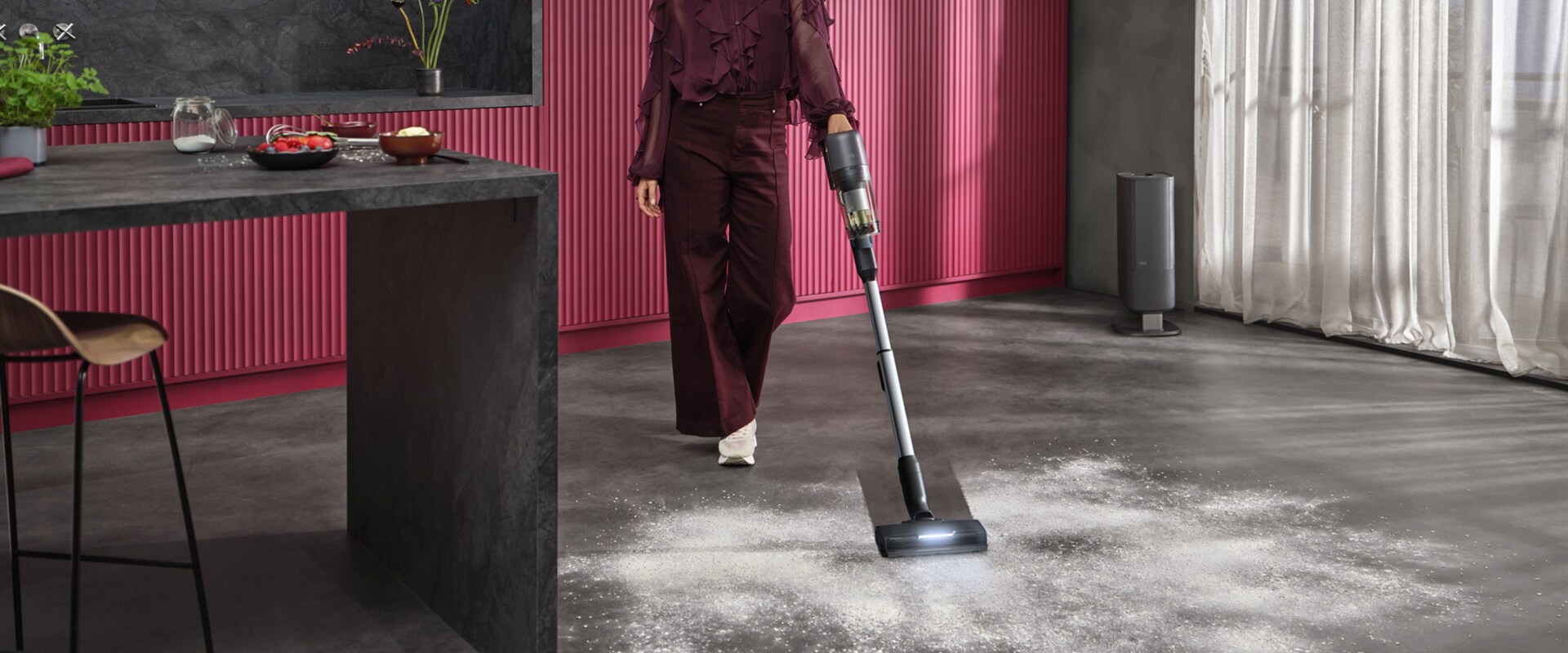 Bodenreinigung in einer modernen Küche mit einem AEG Akku-Staubsauger