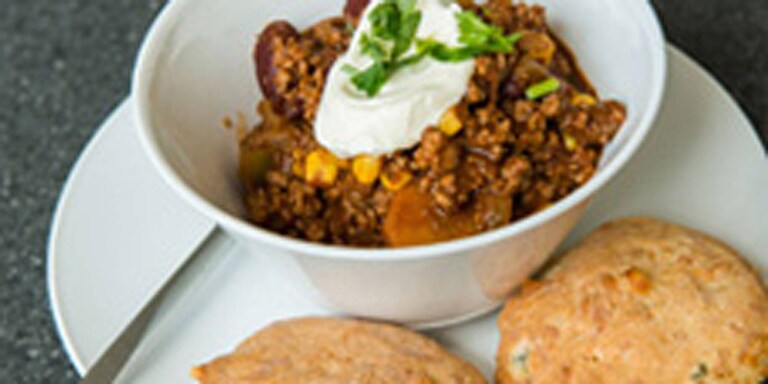 Chili con Carne mit Cheddar-Sauerrahm-Talern